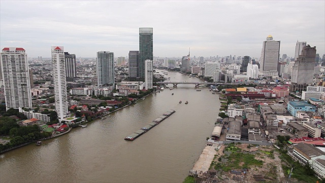 河流和城市的顶视图视频素材