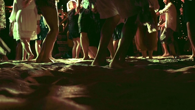 一群人在海滩晚会上跳舞视频下载