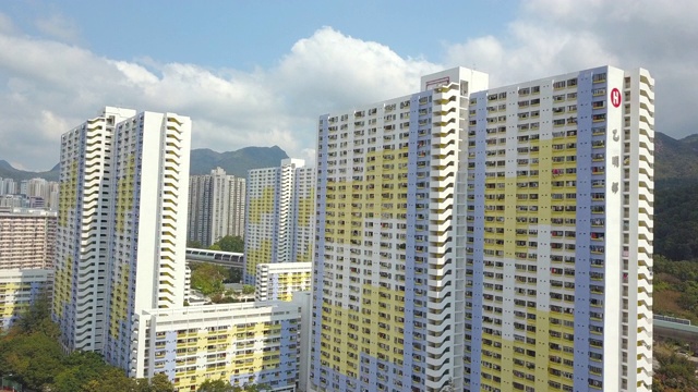无人机鸟瞰香港高楼和蓝天的城市景观视频素材