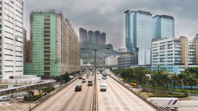 4K时光流逝:香港的蓝天映衬下，高楼大厦的交通视频素材