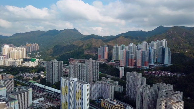 无人机鸟瞰香港高楼和蓝天的城市景观视频素材