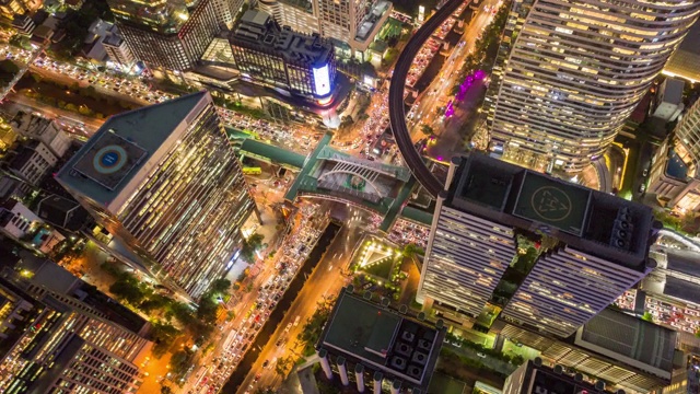 夜间城市街道交通的超延时。高速公路交通鸟瞰图和俯视图，4K。视频素材