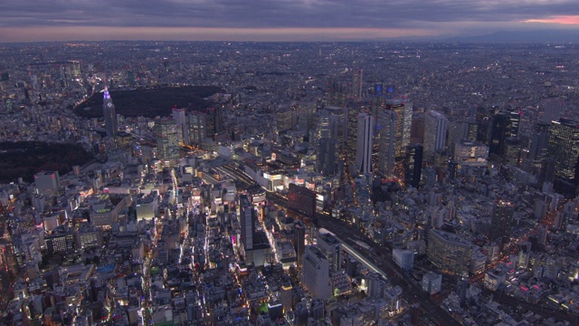 日本东京，新宿地区黄昏夜景鸟瞰视频下载