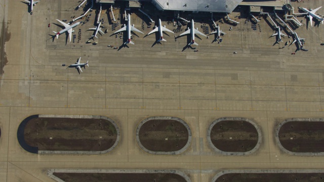一架飞机在达拉斯沃斯堡国际机场滑行到位视频下载