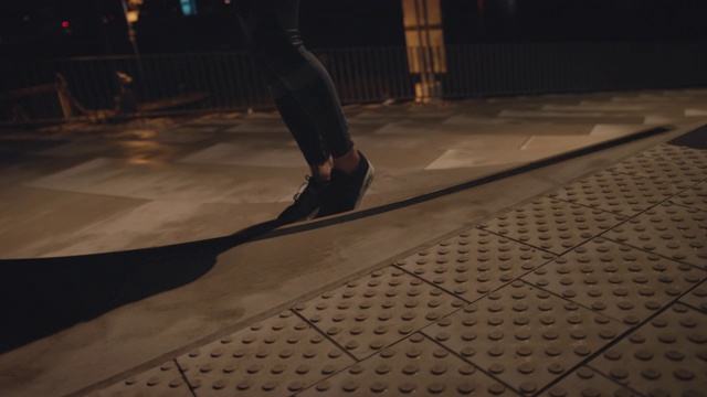 男运动员在港口的台阶上系鞋带视频下载