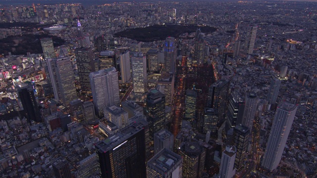 日本东京，新宿地区黄昏夜景鸟瞰视频素材
