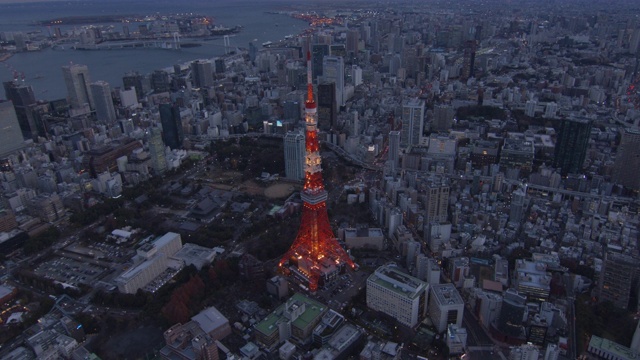 东京塔灯光在黄昏空中，东京，日本视频下载