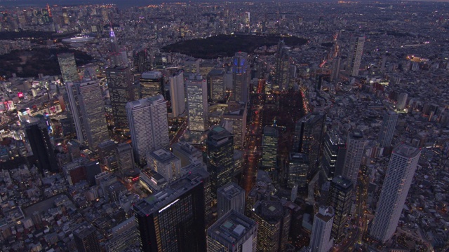 日本东京，新宿地区黄昏夜景鸟瞰视频下载