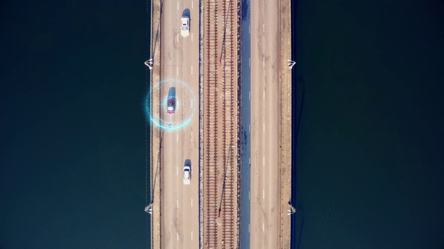 城市大桥上的自动驾驶汽车，鸟瞰图。无人驾驶汽车和人工智能系统与传感器无线通信。未来交通技术概念视频素材