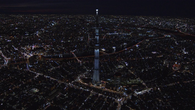 东京天空树在夜晚点亮天线，东京，日本视频素材
