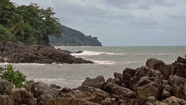 季风季节，岩石海滩和海浪拍打着印度洋海岸视频素材