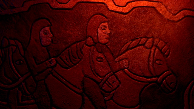 马背上的男人在火中雕刻古代石雕视频素材
