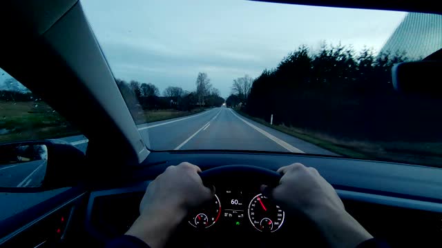 丹麦弗莱登斯堡POV人车日驾驶在汽车仪表板内视频购买