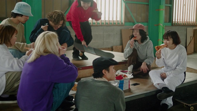一群年轻的日本滑板爱好者在玩滑板的时候吃披萨视频下载