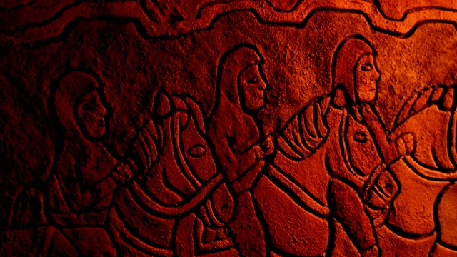 路过的骑马者在火之光下的中世纪墙壁艺术视频素材