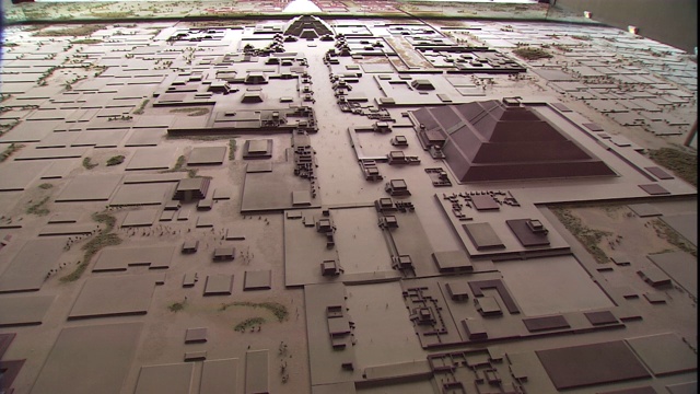 一个博物馆展示了墨西哥乔鲁拉金字塔神庙遗址的比例模型。视频素材