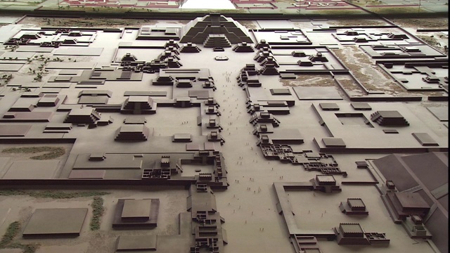 墨西哥乔鲁拉的一个博物馆正在展示金字塔-神庙的模型。视频素材