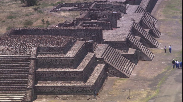 游客们参观墨西哥的特奥蒂瓦坎。视频素材