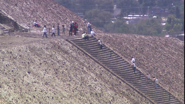 在墨西哥特奥蒂瓦坎，游客们爬上金字塔的顶端。视频素材
