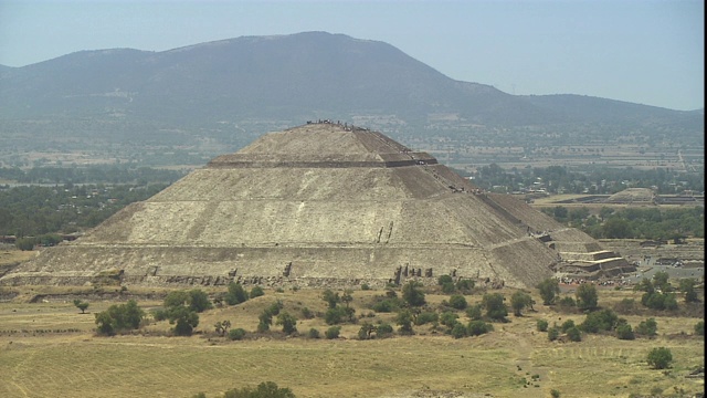 在墨西哥特奥蒂瓦坎，游客们爬上金字塔侧面的楼梯。视频素材