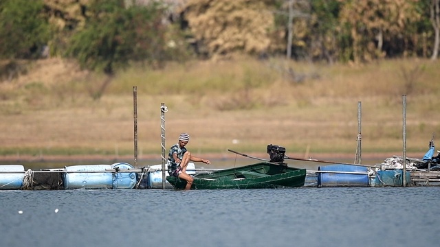 当地渔民在早晨工作的生活方式的慢镜头视频下载