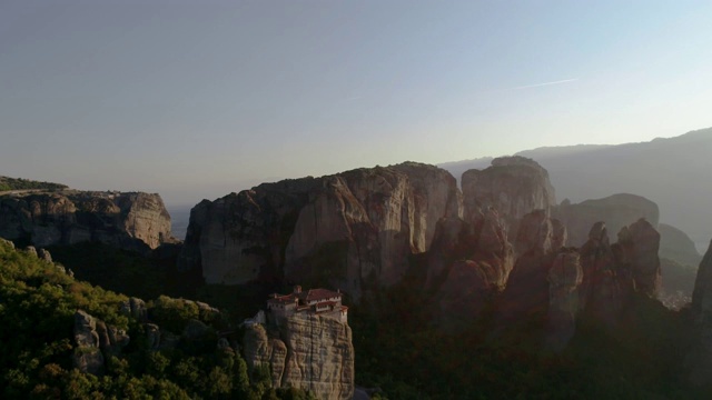 从希腊迈特拉的鲁萨努修道院鸟瞰图视频素材