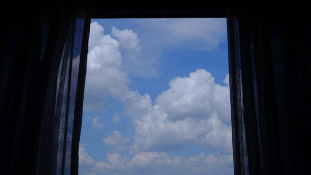 4K时间的推移，蓝天白云，从带窗帘的玻璃窗看视频素材