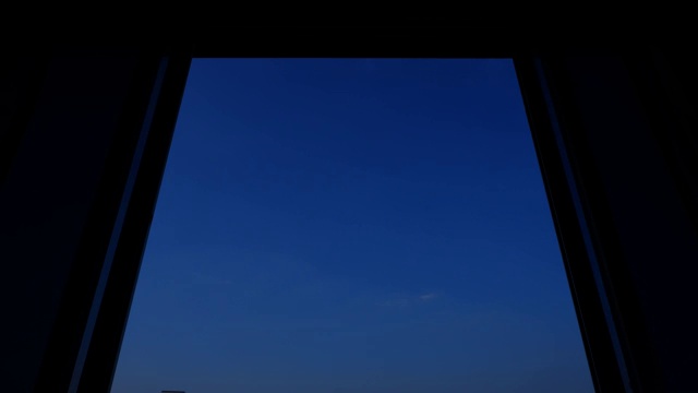 4K时间的推移，蓝天白云，从带窗帘的玻璃窗看视频素材