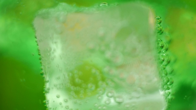 绿色饮料与泡沫和冰块视频下载