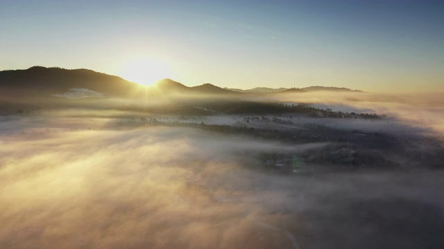 在日出的时候，飞上云和山视频下载