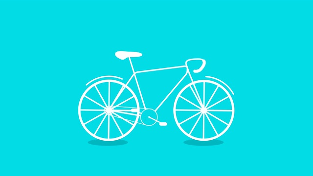 动画的自行车。轮子和踏板在转动。没有人。背景是蓝色的。视频素材