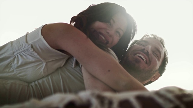 夫妻每天早上在床上互相拥抱，一起欢笑视频素材