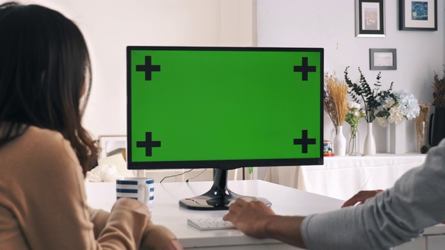 夫妇在家里使用电脑绿屏视频下载