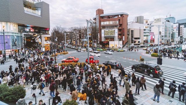 日本东京，原宿穿过拥挤人群的街道视频素材
