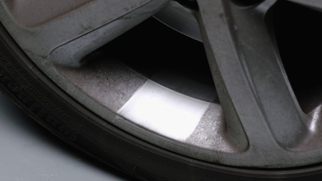 用海绵清洁汽车车轮视频素材