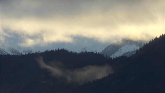 薄雾飘浮在风暴云下面的山谷里。视频下载