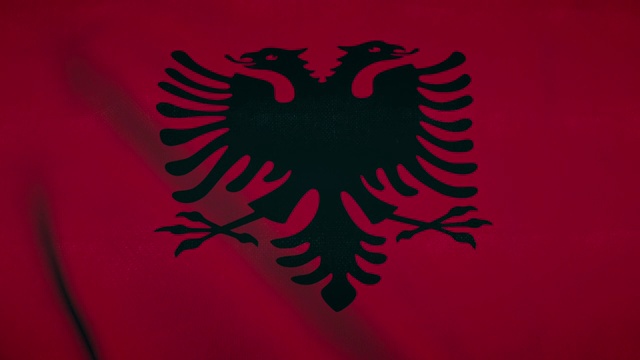 阿尔巴尼亚国旗在风中飘扬。阿尔巴尼亚共和国国旗视频下载