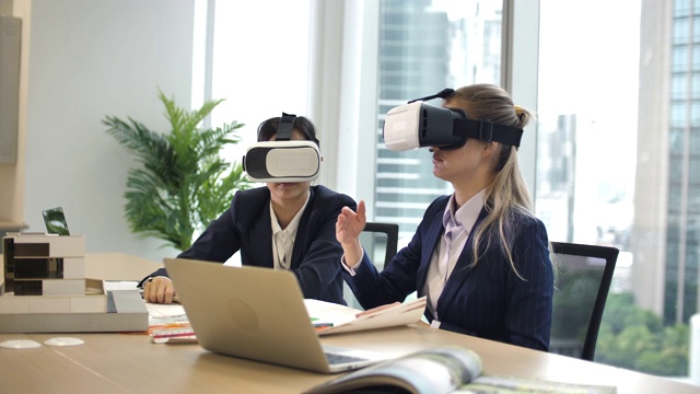 两位建筑师工程师使用VR眼镜视频素材