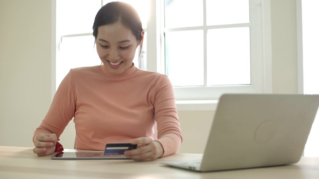 亚洲女性用数码平板电脑在线购物视频素材