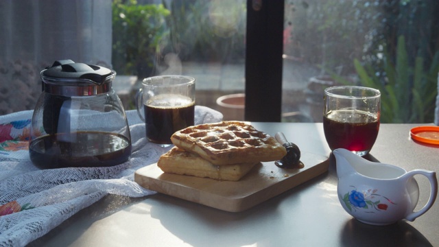 早餐，热咖啡和华夫饼视频素材