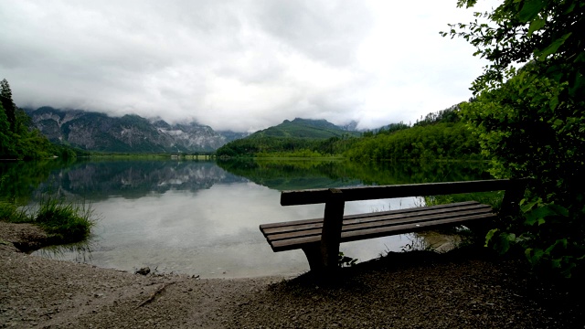 夏季有长凳的山湖，阿尔姆西，阿尔姆塔尔，上奥地利，奥地利视频下载