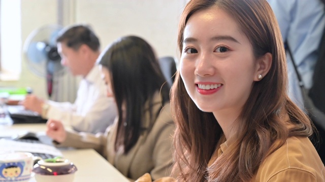 自信的年轻中国女商人在办公室的肖像视频下载