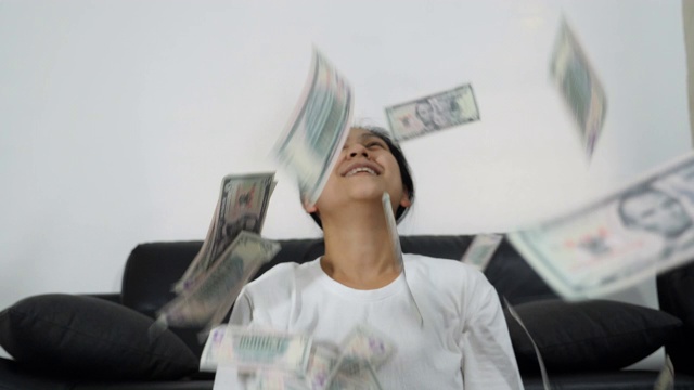 亚洲女人扔钱的慢镜头视频素材
