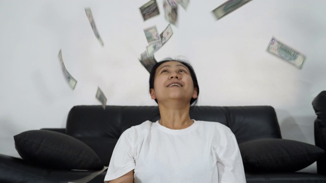亚洲女人扔钱的慢镜头视频素材