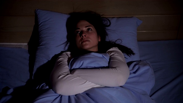 躺在床上的女人饱受失眠之苦视频下载