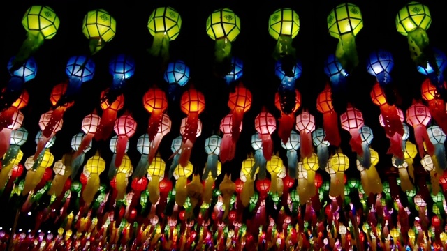 泰国北部水牛节期间的兰纳风格灯笼和漂浮的灯笼(Yee Peng)视频下载