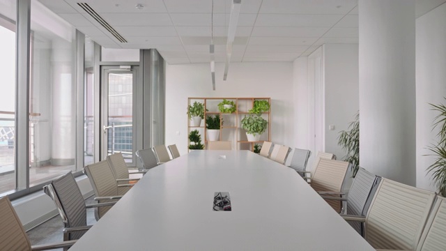 会议室会议桌周围的椅子视频下载