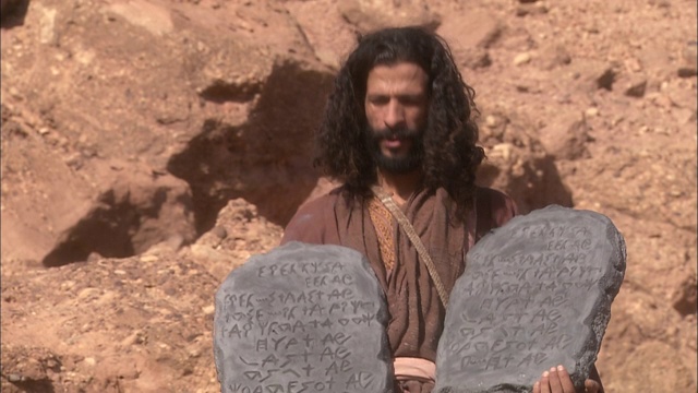 摩西在撒哈拉沙漠携带着十诫。视频素材