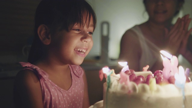 快乐女孩在家里庆祝她的生日派对视频下载