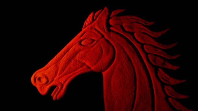 红马雕在火上发光视频下载